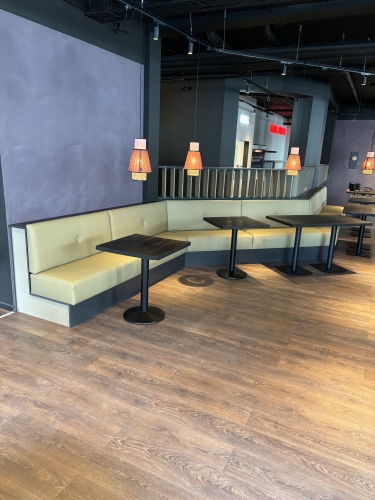 restaurantinventar med grøn polstring