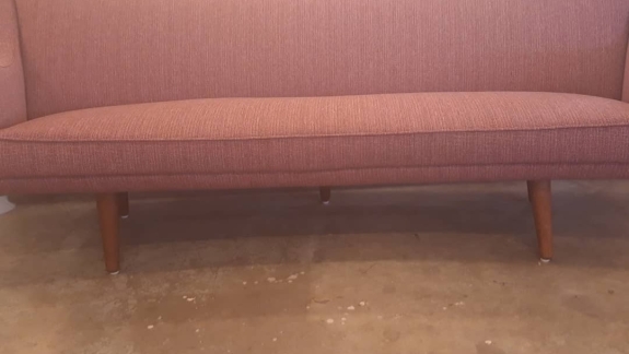gammel sofa med rød polstring