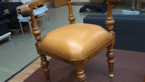 ompolstring af gammelt designmøbel