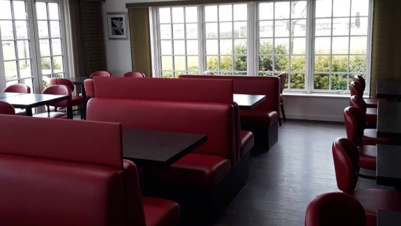 rødt restaurantinventar ompolstret