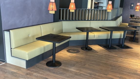 restaurantinventar med grøn polstring